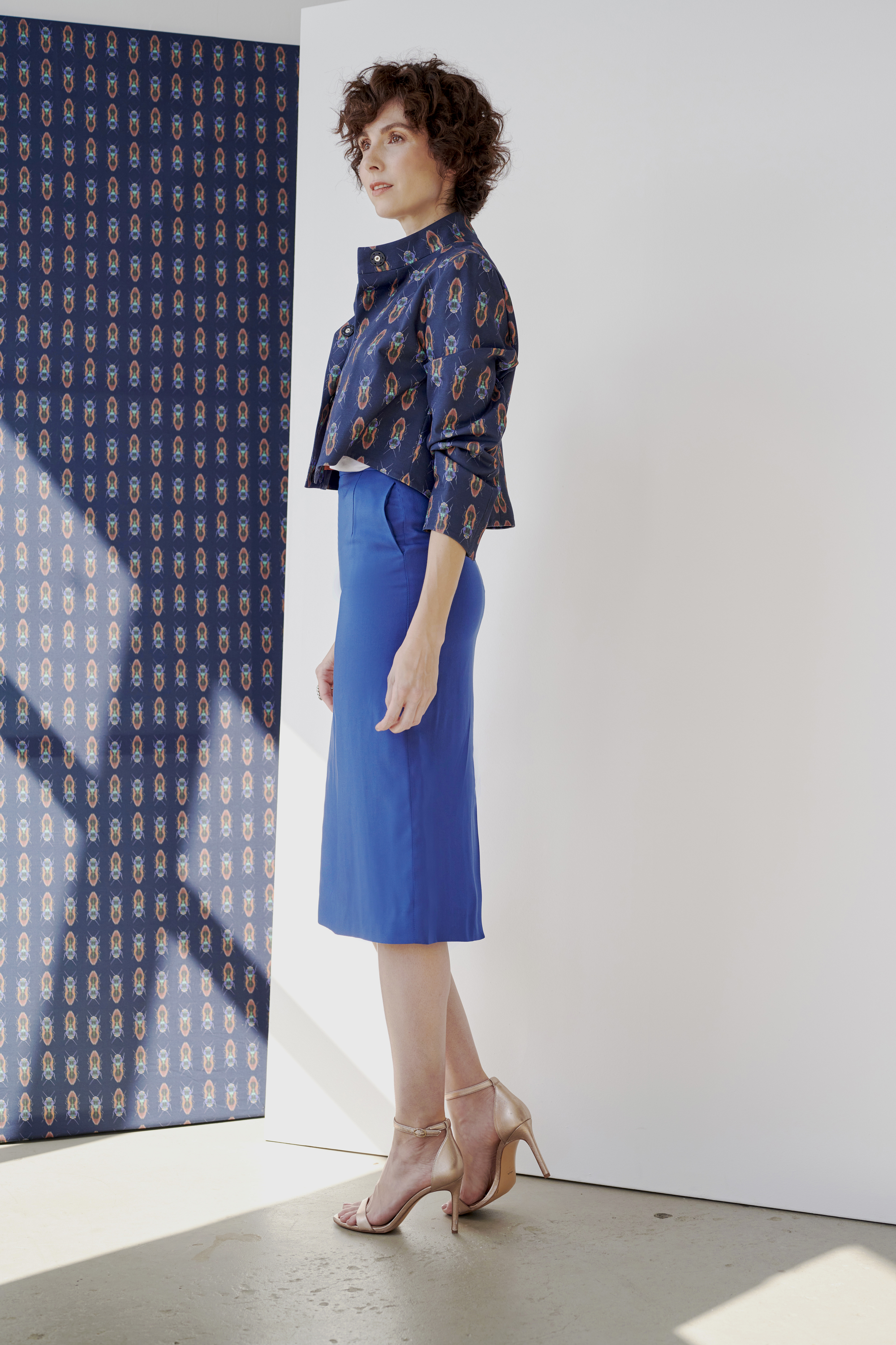 Yuna Miray taillierter Kurzblazer "the Jacket" mit Print