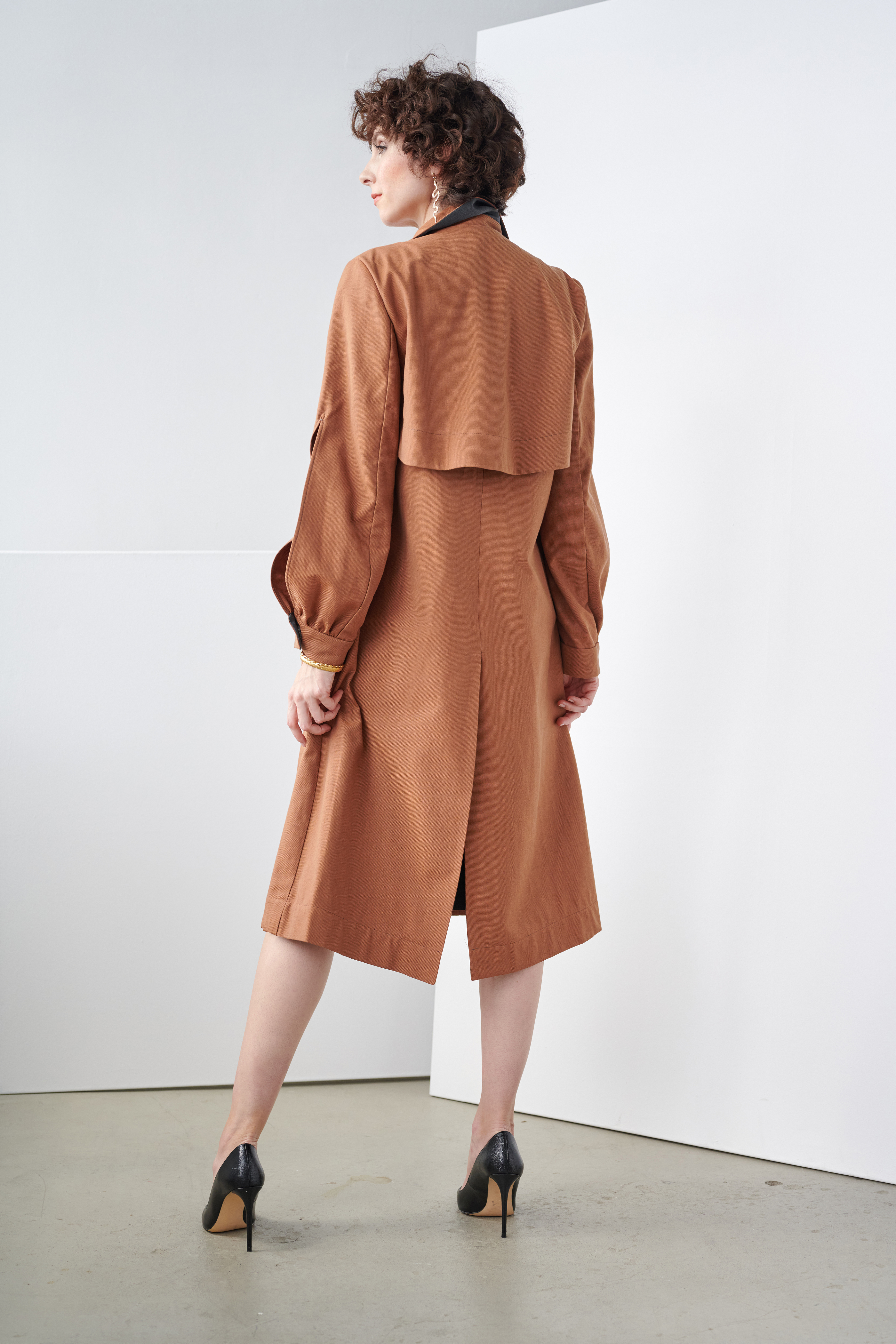 Yuna Miray Mantel mit Details am Arm