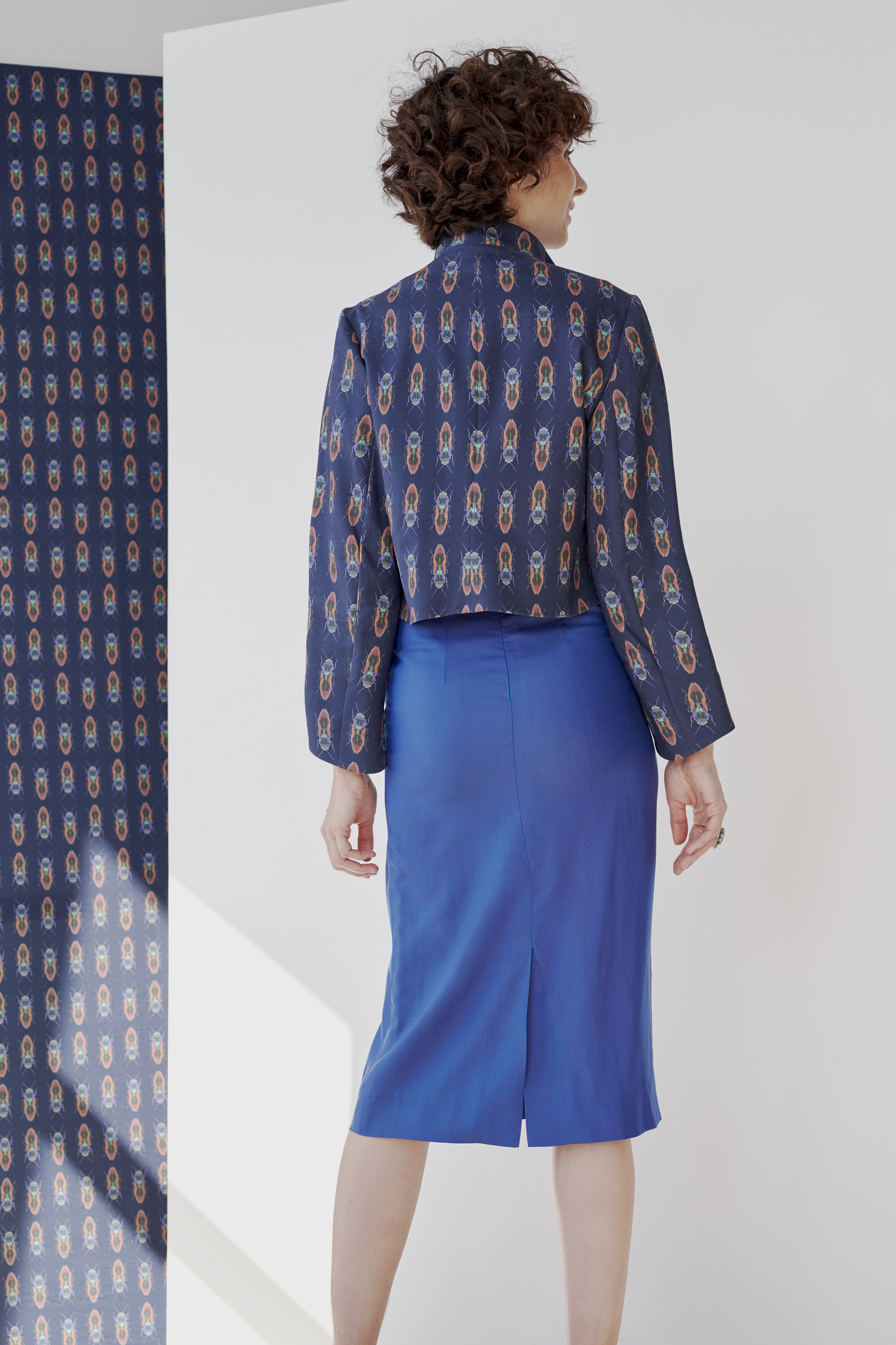 Yuna Miray taillierter Kurzblazer "the Jacket" mit Print