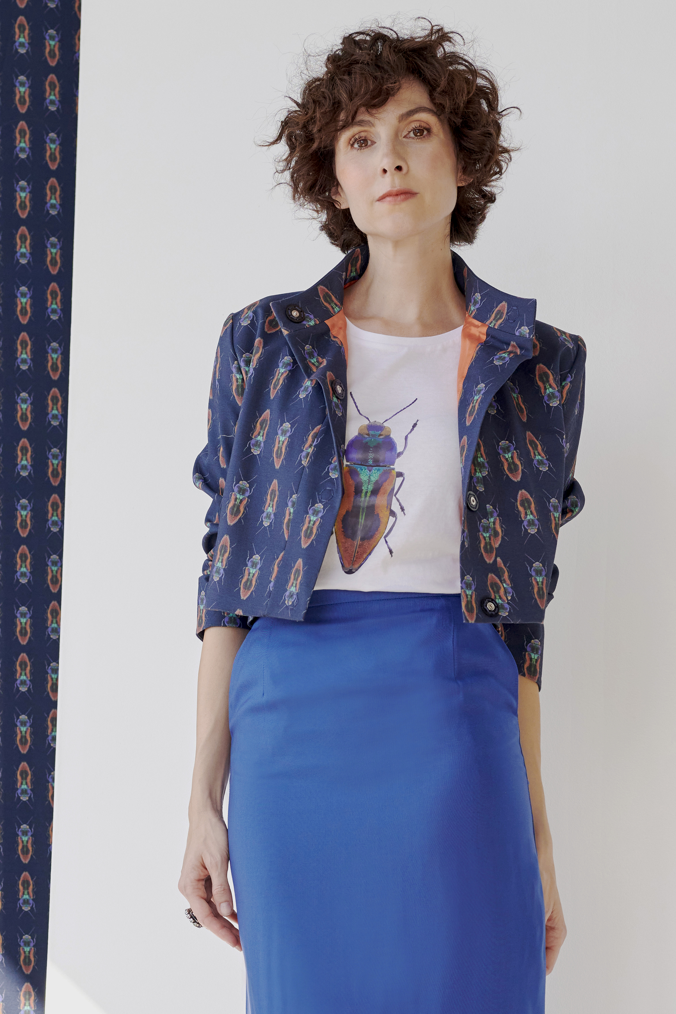 Yuna Miray taillierter Kurzblazer "the Jacket" mit Print